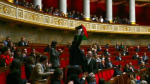 2338830457e5da4c35f20577cff8fdaf تعليق جلسة للبرلمان الفرنسي بعد رفع علم فلسطين