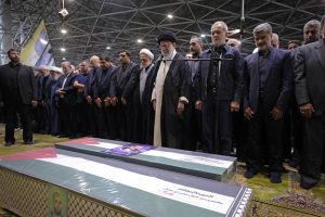 السيد الخامنئي يتقدم جموع المصلين على جنازة الشهيد اسماعيل هنية (فيديو) السيد علي الخامنئي يتقدم جموع المصلين في الصلاة على جثماني الشهيد القائد هنية ورفيقه