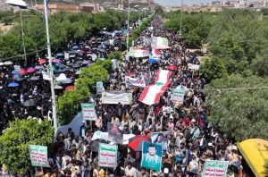 تظاهرة ضخمة بجامعة صنعاء تندد بجريمة اغتيال سيد المقاومة والعدوان على الحديدة