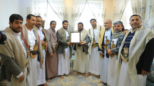 مكب قائد الثورة ومؤسسة الشهداء يزوران ويكرمان أسرة الرئيس الشهيد الصماد