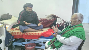 وزير الشؤون الاجتماعية1 وزير الشؤون الاجتماعية يطمئن على صحة الشخصية الوطنية محمد الكندي