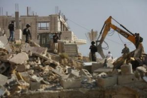 قوات العدو الصهيوني تهدم منزلا من طابقين بمدينة نابلس